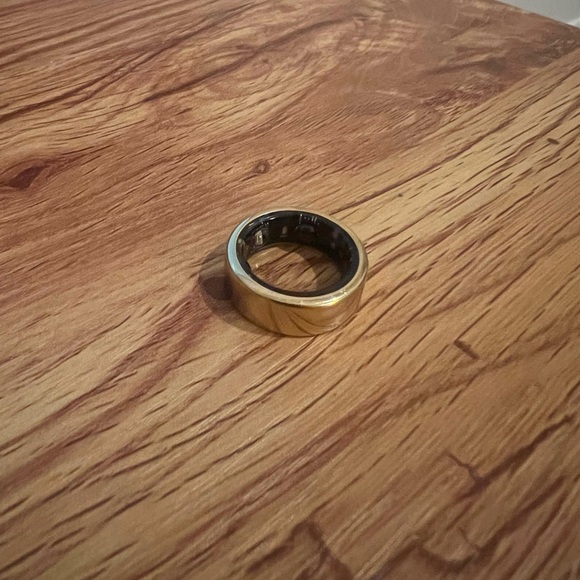 Oura Ring Horizon Size 7 in Gold - Picture 4 of 7